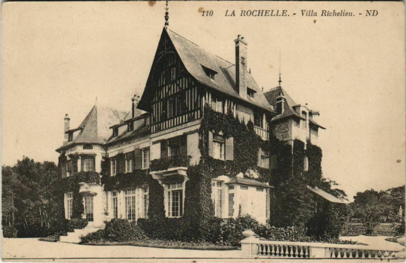 Carte postale ancienne La Rochelle-Villa Richelieu à La Rochelle