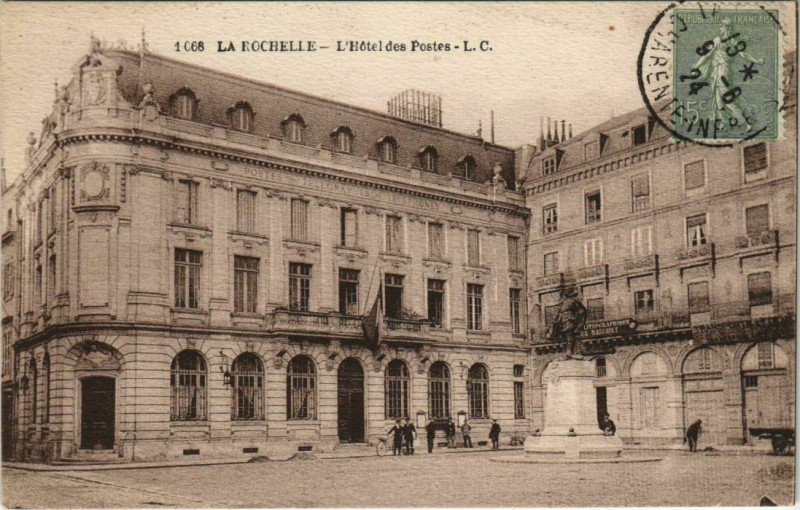 Carte postale ancienne La Rochelle-L'Hotel des Postes à La Rochelle