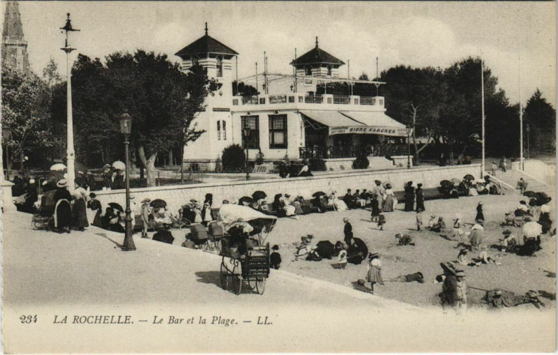 Carte postale ancienne La Rochelle-Le Bar et la Plage à La Rochelle