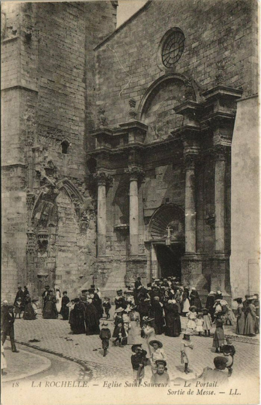 Carte postale ancienne La Rochelle-Eglise Saint-Sauveur-Le Portail Sortie de Messe à La Rochelle