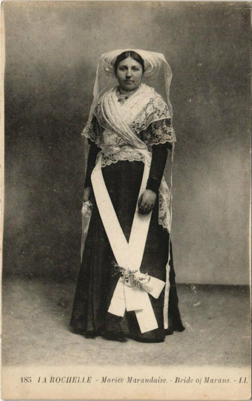 Carte postale ancienne La Rochelle-Mariée Marandaise-Bride of Marans à Marans