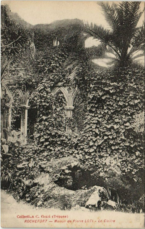 Carte postale ancienne Rochefort-Maison de Pierre Loti-Le Cloitre à Rochefort