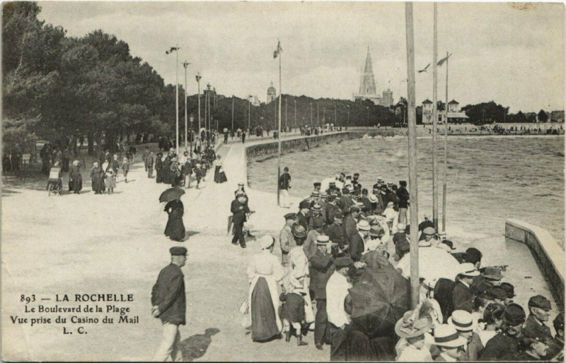 Carte postale ancienne La Rochelle-Le Boulevard de la Plage-Vue prise du Casino du Mail à La Rochelle