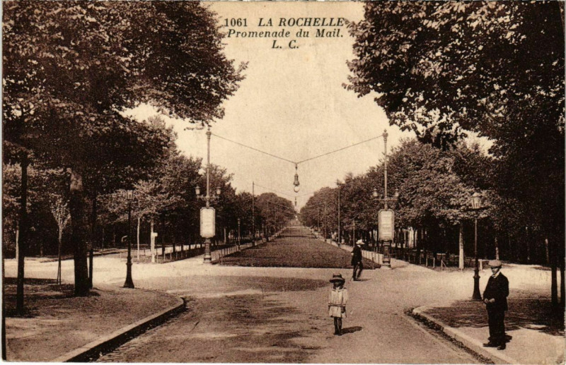 Carte postale ancienne La Rochelle - Promenade du Mail à La Rochelle