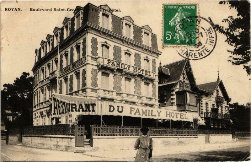 Carte postale ancienne Royan - boulevard Saint-George et Family Hotel à Royan