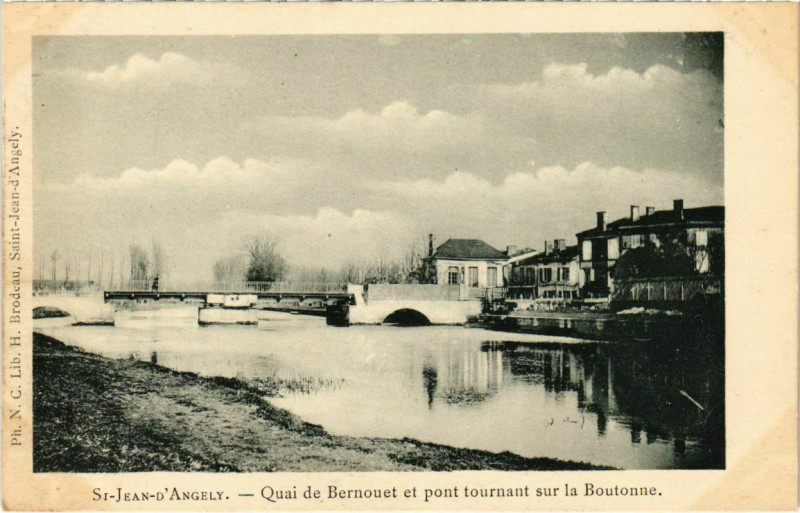 Carte postale ancienne Saint-Jean-d'Angely - Quai de Bernouet et pont tournant sur la Boutonn à Saint-Jean-d'Angély