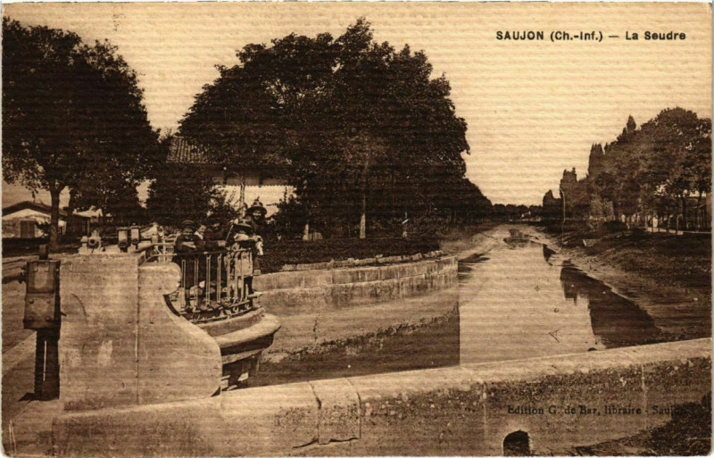 Carte postale ancienne Saujon - La Seudre à Saujon