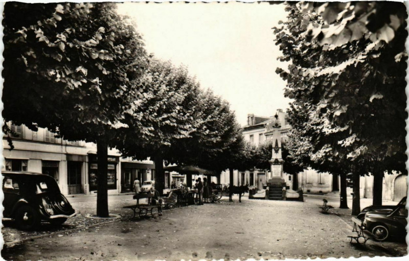 Carte postale ancienne Montguyon - Charente-Maritime - La Place à Montguyon