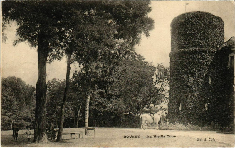 Carte postale ancienne Bouhet - La Vieille Tour à Bouhet