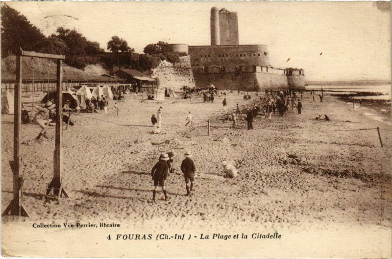 Carte postale ancienne Fouras - La Plage et la Citadelle à Fouras