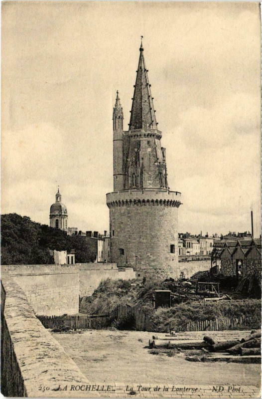 Carte postale ancienne La Rochelle - La Tour de la Lanterne à La Rochelle