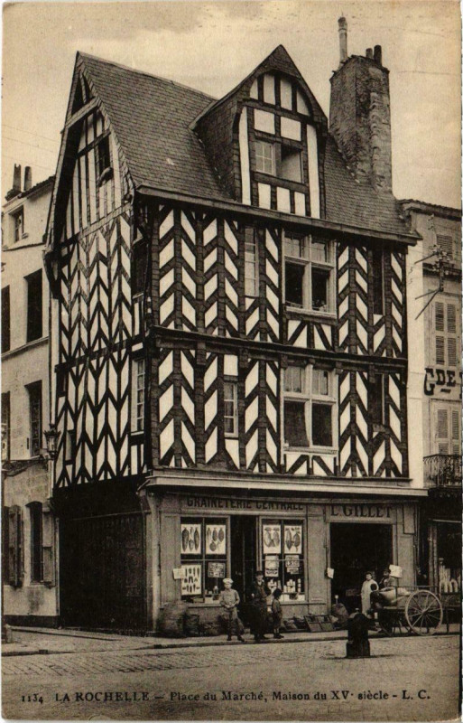 Carte postale ancienne La Rochelle - Place du Marche Maison du Xv à La Rochelle
