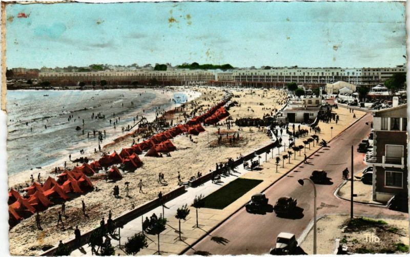 Carte postale ancienne Royan - La Plage devant le Mirado à Royan
