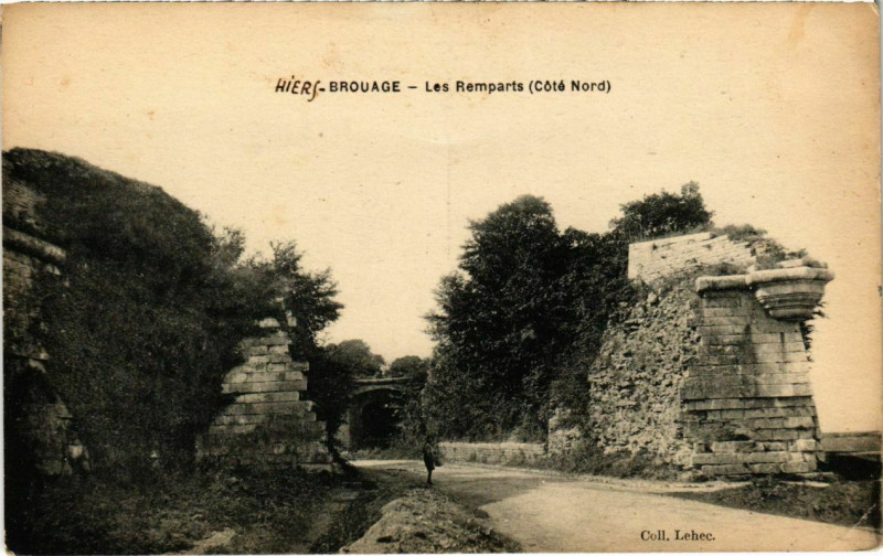 Carte postale ancienne Hierf-Bourage - Les Remparts