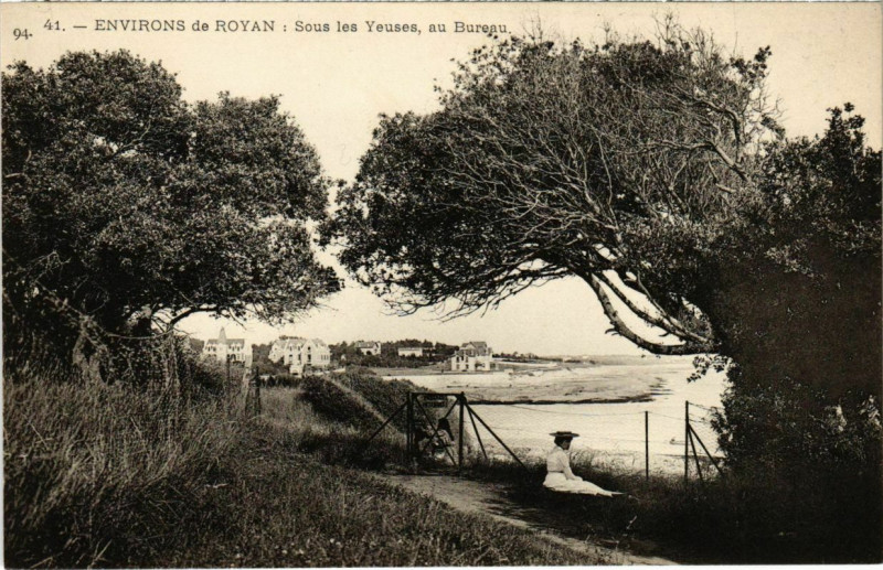 Carte postale ancienne Environs de Royan - Sous les Yeuses au Bureau à Royan