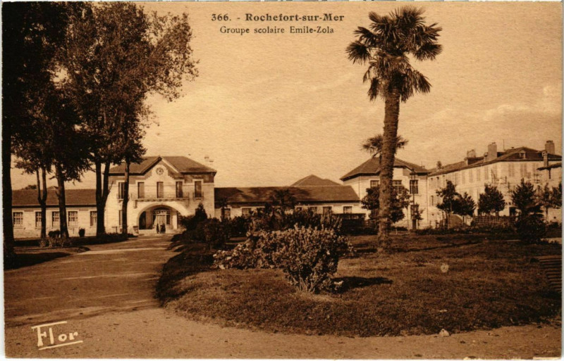 Carte postale ancienne Rochefort-sur-Mer - Groupe scolaire Emile-Zola à Rochefort