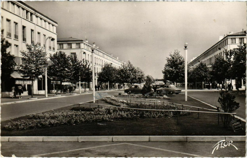 Carte postale ancienne Royan - Avenue A. Briand à Royan