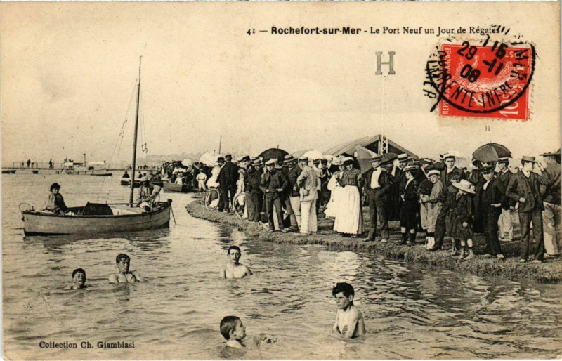 Carte postale ancienne Rochefort-sur-Mer - Le Port Neuf un jour de Regates à Rochefort