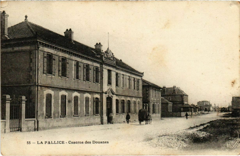 Carte postale ancienne La Pallice - Caserne des Douanes