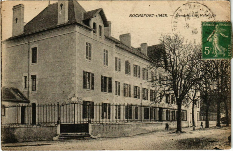Carte postale ancienne Rochefort-sur-Mer - Gendalmeire Nationale à Rochefort