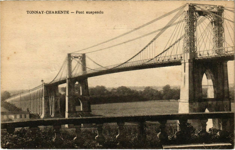 Carte postale ancienne Tonnay-Charente - Pont suspendu à Tonnay-Charente