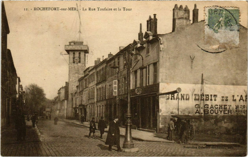Carte postale ancienne Rochefort-sur-Mer - La Rue Toufaire et la Tour à Rochefort