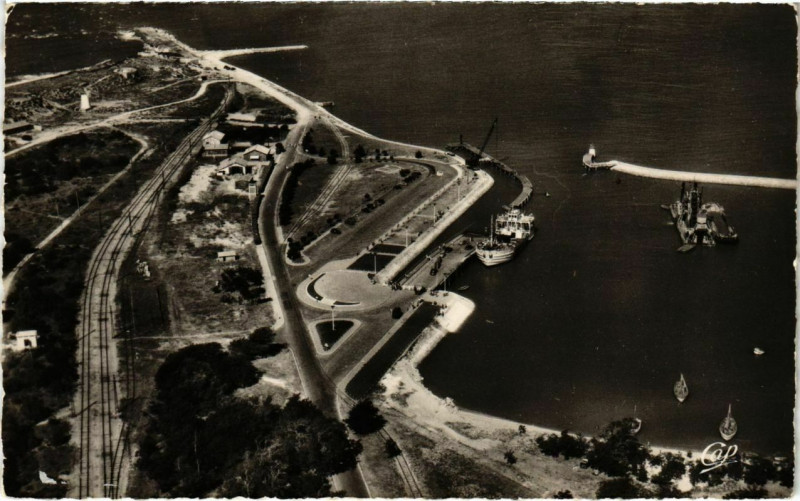 Carte postale ancienne Pointe de Grave - Vue aerienne - Arrivee du Bac de Royan à Royan