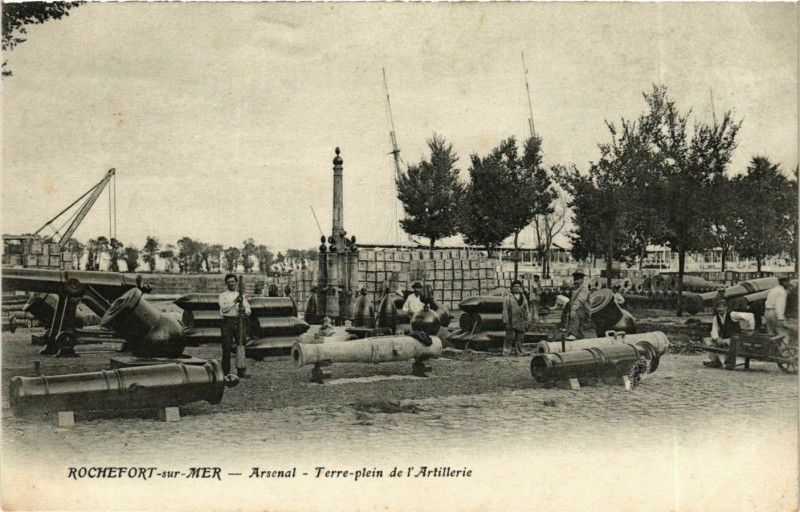 Carte postale ancienne Rochefort-sur-Mer - Arsenal - Terre-plein de l'Artillerie à Rochefort