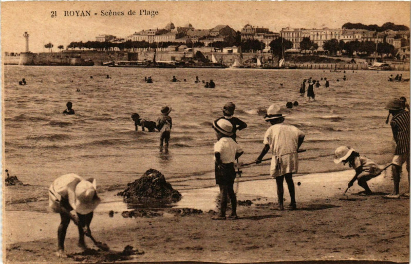 Carte postale ancienne Royan - Scénes de Plage à Royan
