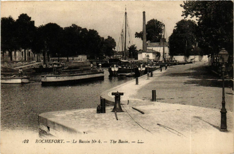 Carte postale ancienne Rochefort - Le Bassin No.4 - The Bassin à Rochefort