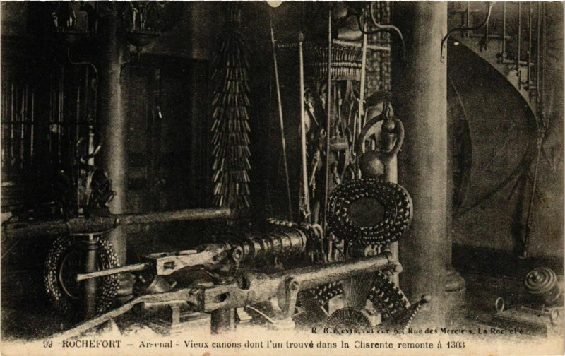 Carte postale ancienne Rochefort Arsenal Vieux canons dont l'un trouyé dans la Charente à Rochefort