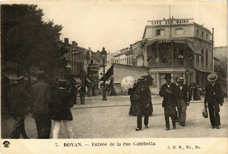 Carte postale ancienne Royan - Entrée de la ue Gambetta à Royan