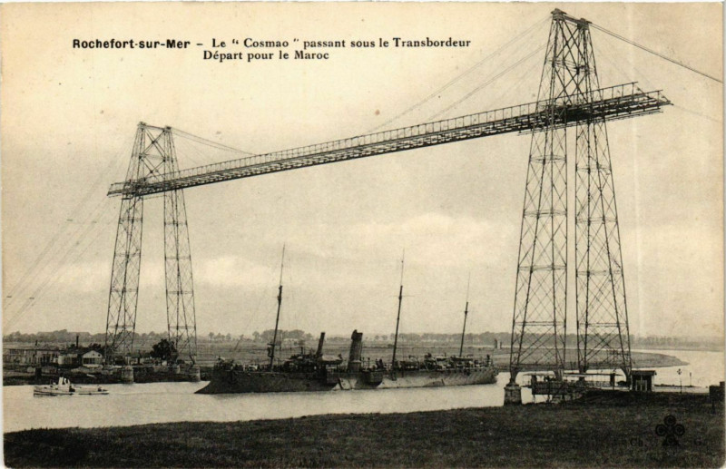 Carte postale ancienne Rochefort-sur-Mer Le Cosman passant sous le Transbordeur Départ à Rochefort
