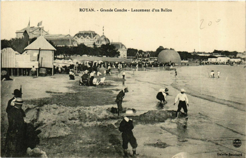Carte postale ancienne Royan - Grande Conche - Lancement d'un Ballon à Royan