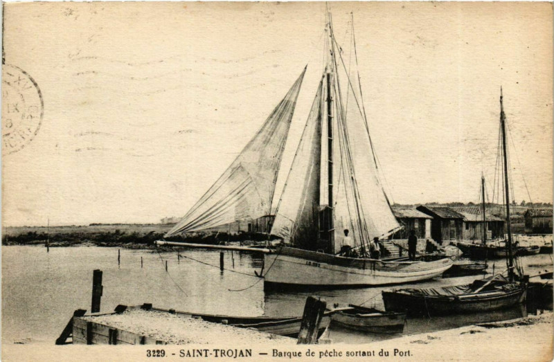 Carte postale ancienne Saint-Trojan - Barque de péche sortant du Port