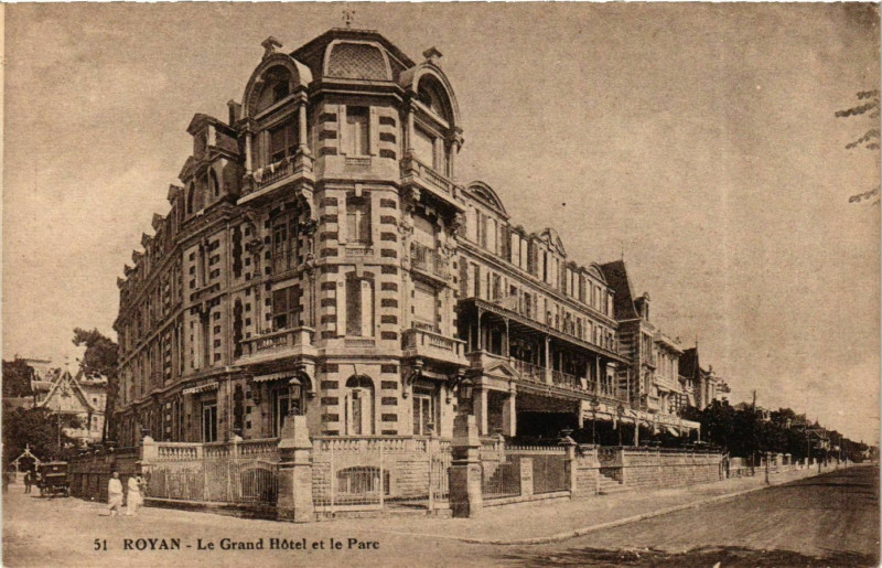 Carte postale ancienne Royan - Le Grand Hotel et le Parc à Royan