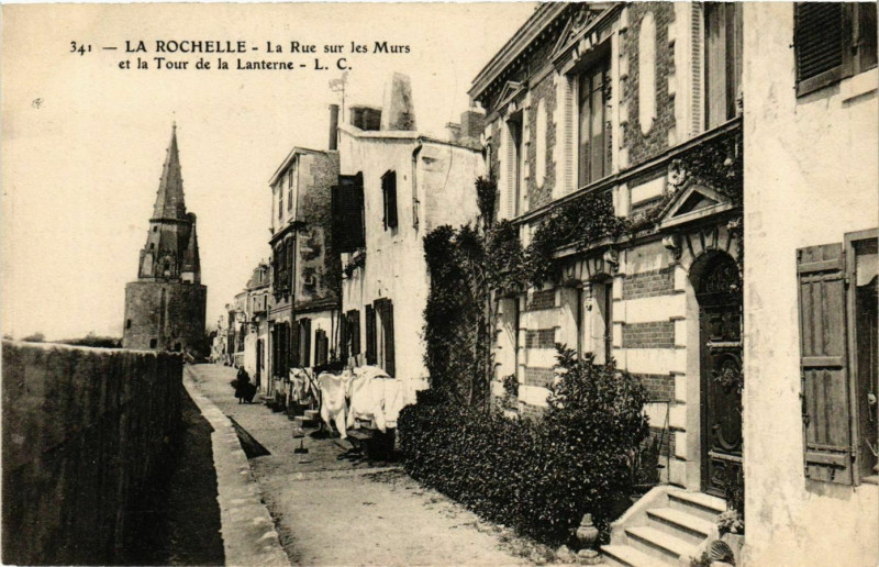 Carte postale ancienne La Rochelle - La Rue sur les Murs et la Tour de la Lanterne à La Rochelle