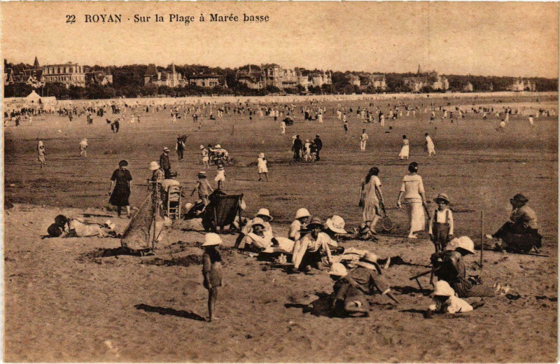 Carte postale ancienne Royan - Sur la Plage a Marée basse à Royan