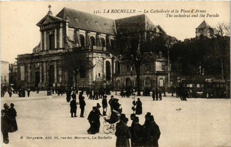 Carte postale ancienne La Rochelle - La Cathédrale et la Place d'Armes - The cathedral à La Rochelle