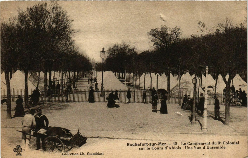 Carte postale ancienne Rochefort-sur-Mer Campement du 3. Colonial sur le Coure d'Ablois à Rochefort