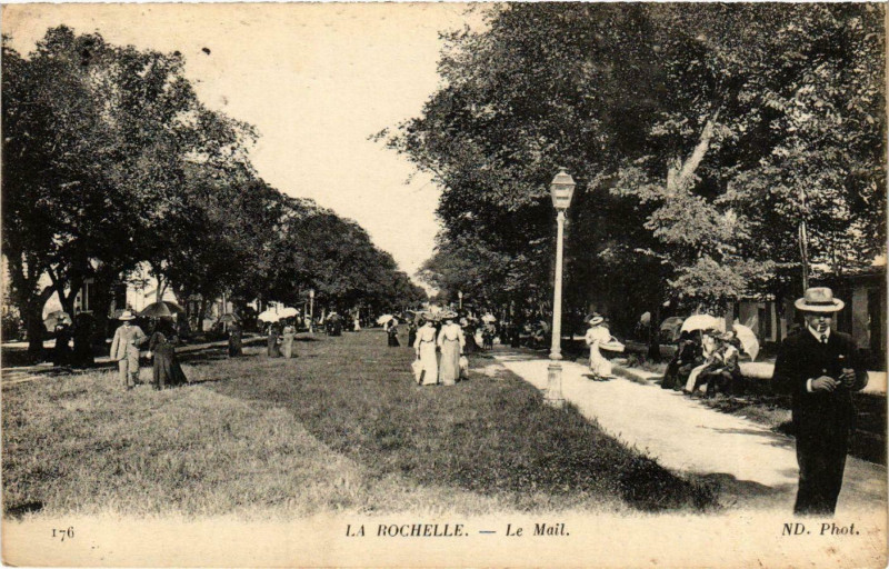 Carte postale ancienne La Rochelle - Le Mail à La Rochelle