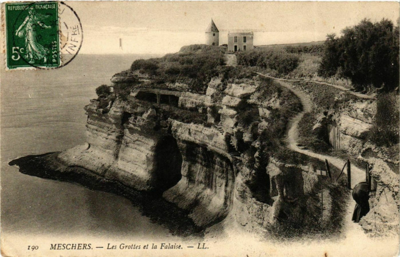 Carte postale ancienne Meschers - Les Grottes et la Falaise