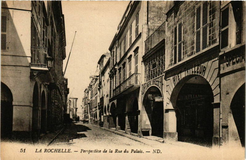 Carte postale ancienne La Rochelle - Perspective de la Rue du Palais à La Rochelle