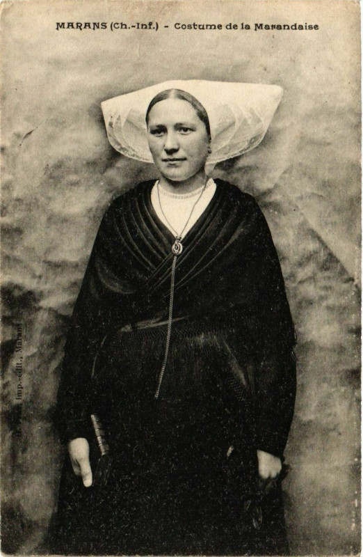 Carte postale ancienne Marans (Ch.-Inf.) - Costume de la Marandaise à Marans