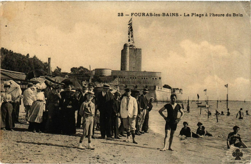 Carte postale ancienne Fouras-les-Bains - La Plage a l'heure du Bain à Fouras