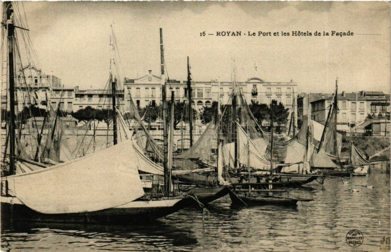 Carte postale ancienne Royan - Le Port et les Hotels de la Facade à Royan