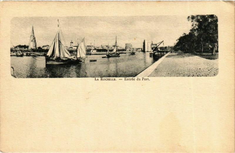 Carte postale ancienne La Rochelle - Entrée du Port à La Rochelle