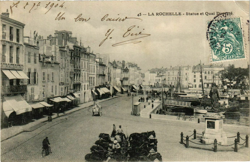 Carte postale ancienne La Rochelle - Statue et Quai Duperré à La Rochelle
