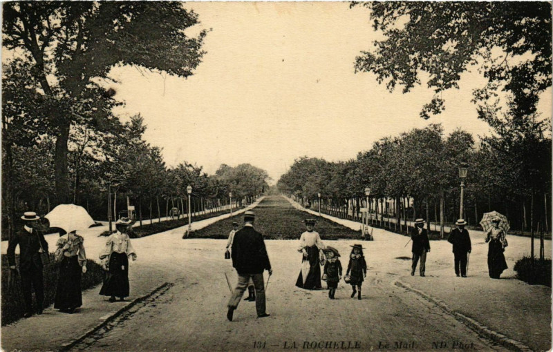 Carte postale ancienne La Rochelle - Le Mail à La Rochelle