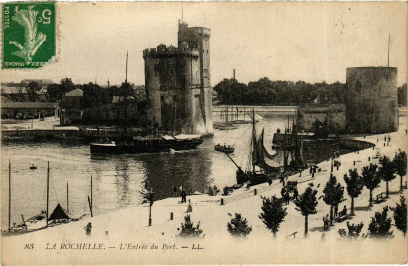 Carte postale ancienne La Rochelle - L'Entrée du Port à La Rochelle